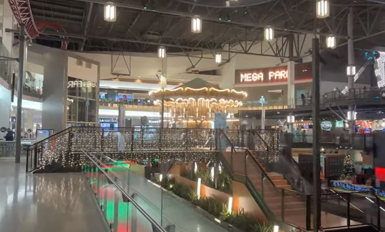 Galeries de la Capitale christmas hour